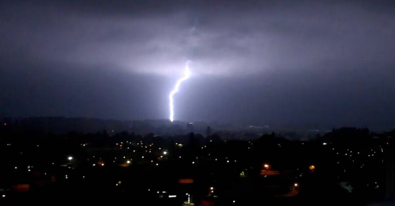 Avance frontal desata alerta por tormentas eléctricas en tres regiones del sur
