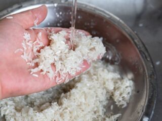 Lavar el arroz antes de cocinarlo: ¿Es realmente necesario?