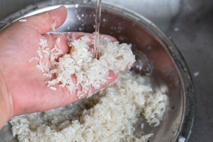 Lavar el arroz antes de cocinarlo: ¿Es realmente necesario?