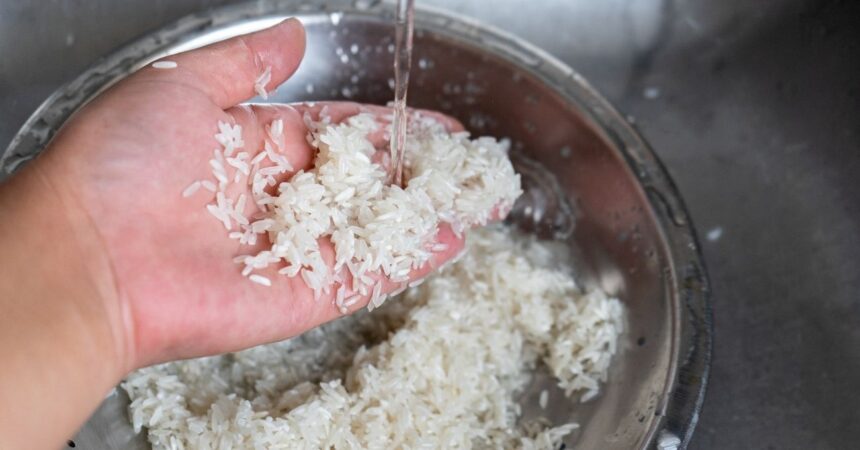 Lavar el arroz antes de cocinarlo: ¿Es realmente necesario?