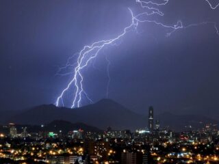 Emiten aviso por tormentas eléctricas para seis regiones del centro sur de Chile