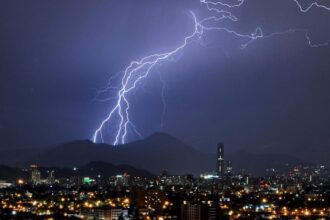 Emiten aviso por tormentas eléctricas para seis regiones del centro sur de Chile
