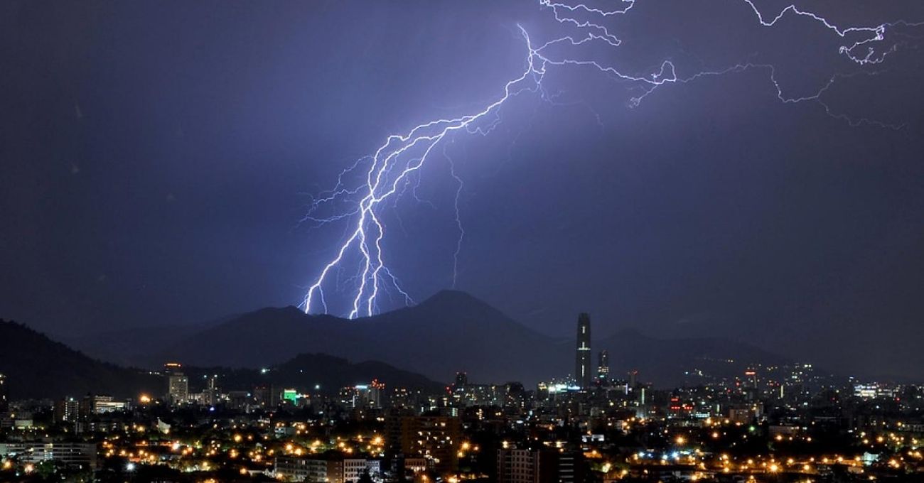 Emiten aviso por tormentas eléctricas para seis regiones del centro sur de Chile