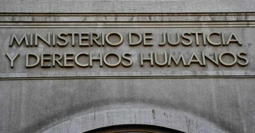 Sueldos superan los $3,5 millones: Conoce las ofertas laborales en el Ministerio de Justicia y cómo postular