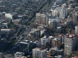Cuánto cuesta comprar o arrendar un departamento en Santiago según precios actualizados a 2025