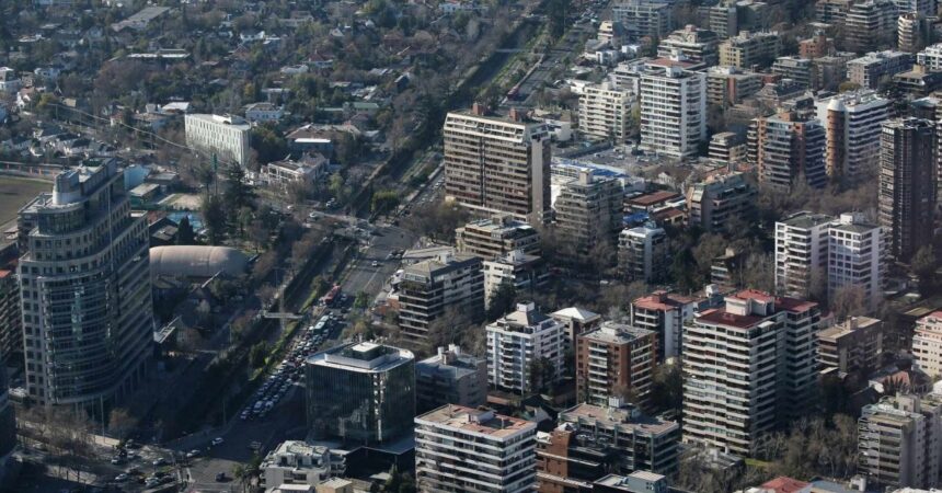 Cuánto cuesta comprar o arrendar un departamento en Santiago según precios actualizados a 2025
