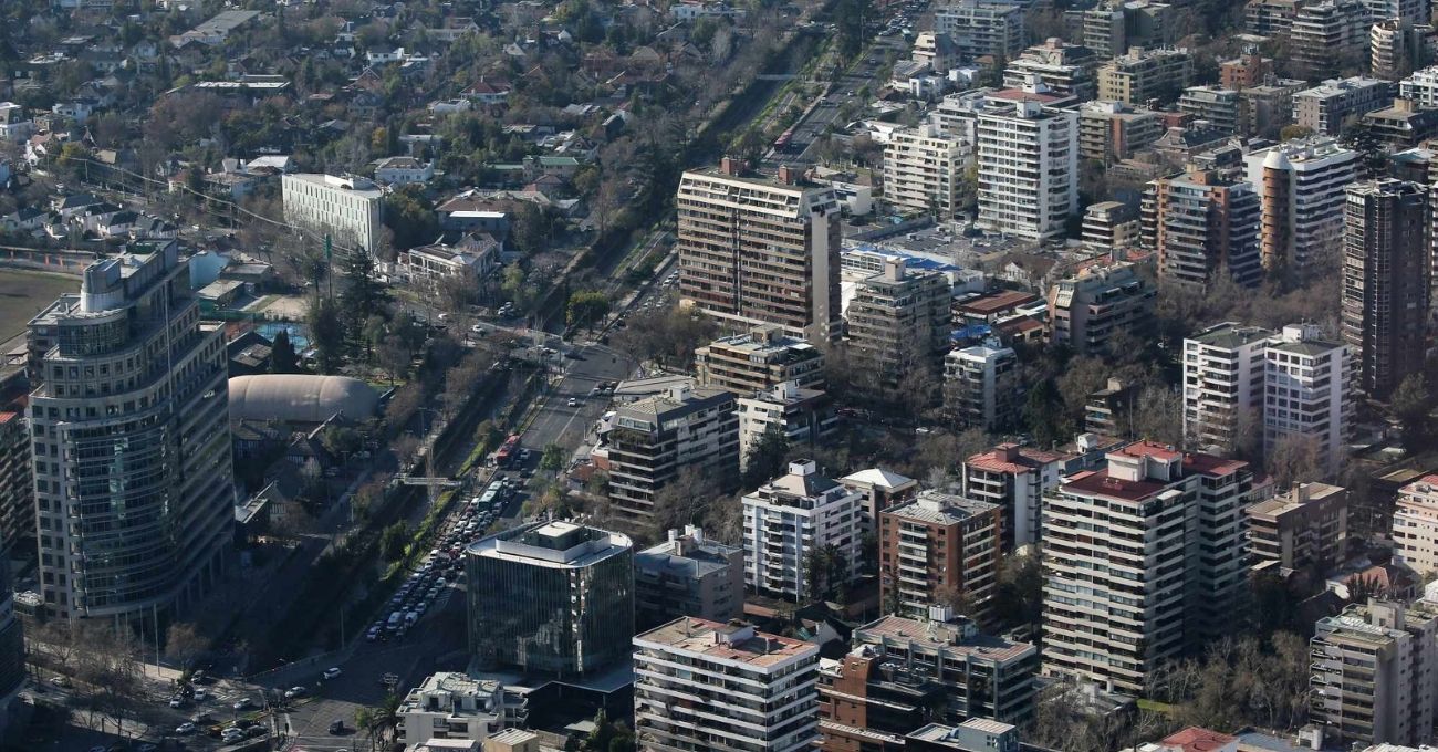 Cuánto cuesta comprar o arrendar un departamento en Santiago según precios actualizados a 2025
