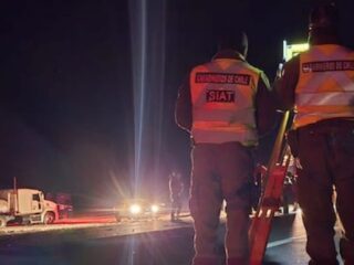 Dos personas fallecen en colisión entre camión y camioneta en la Ruta 5 Norte