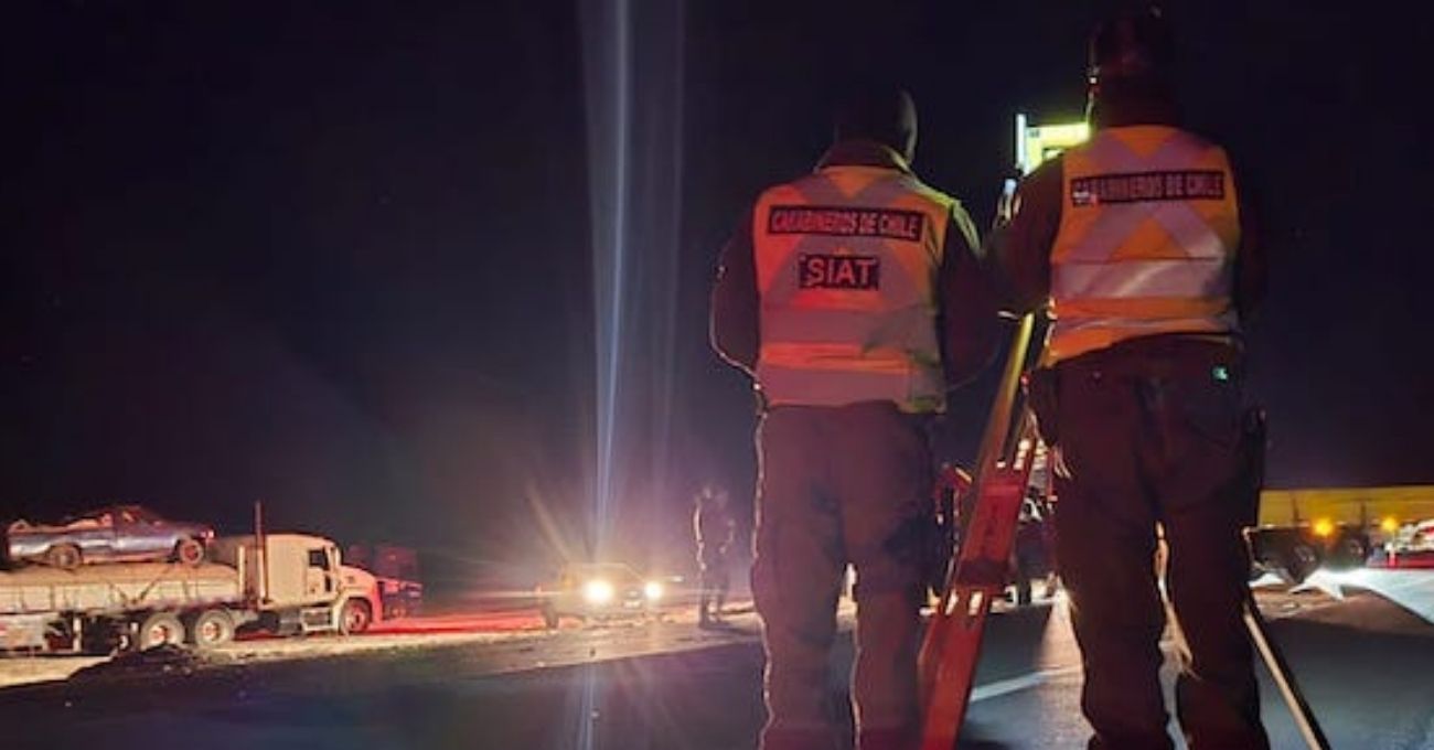 Dos personas fallecen en colisión entre camión y camioneta en la Ruta 5 Norte