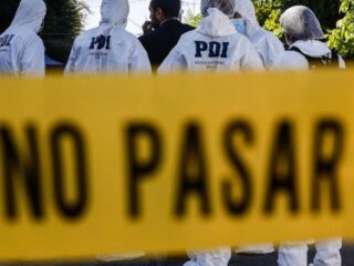 Hombre fallece tras recibir múltiples disparos dentro de su vivienda en Peñalolén