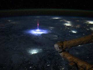 Impactante imagen desde el espacio revela un sprite rojo sobre Norteamérica