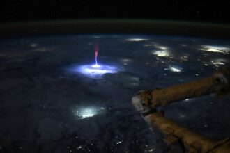 Impactante imagen desde el espacio revela un sprite rojo sobre Norteamérica