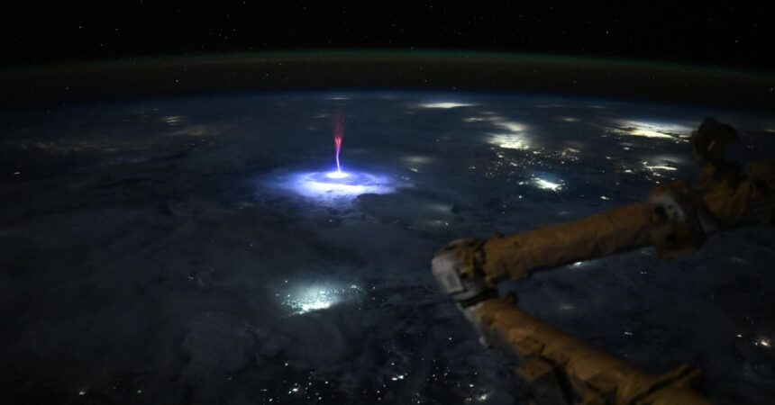 Impactante imagen desde el espacio revela un sprite rojo sobre Norteamérica