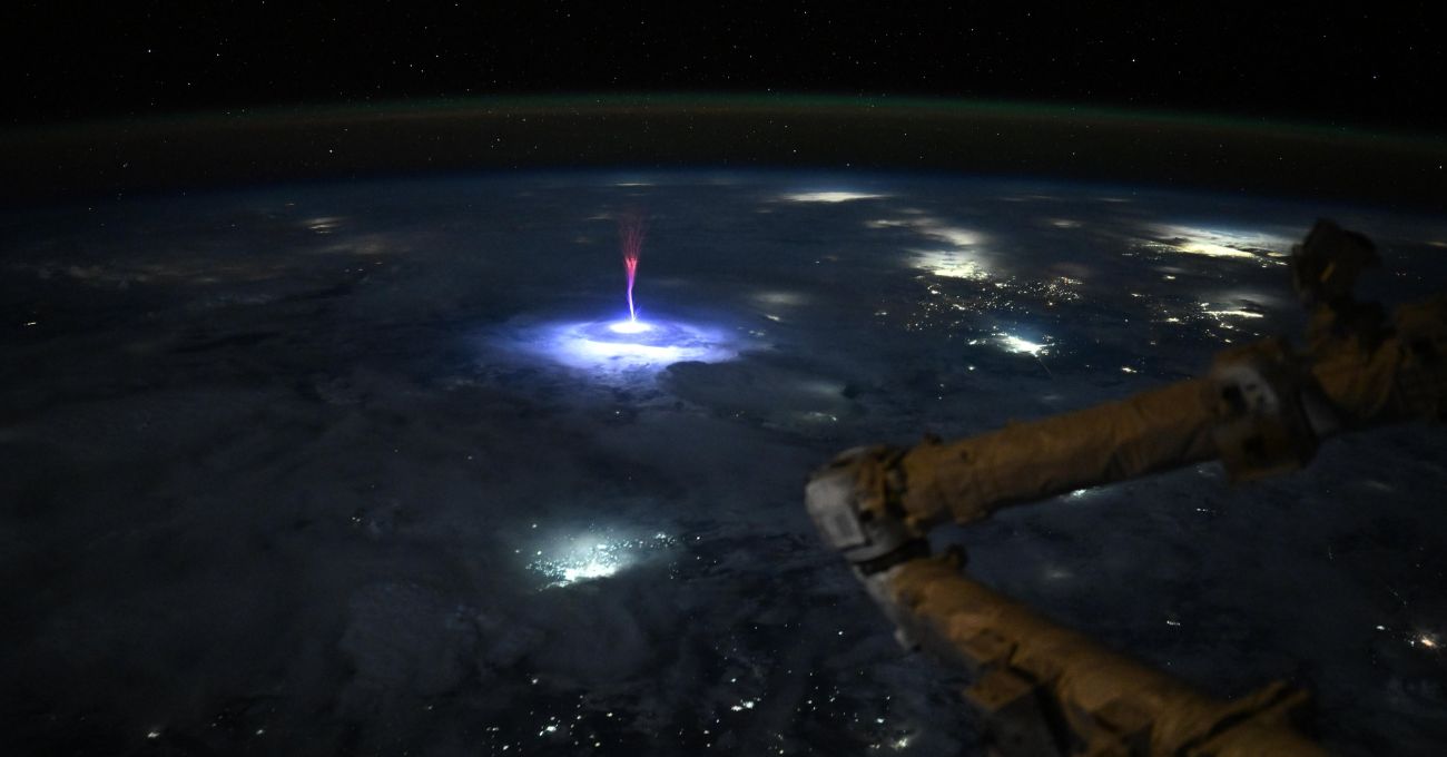 Impactante imagen desde el espacio revela un sprite rojo sobre Norteamérica
