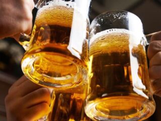 Schop gratis y varios descuentos: revisa las mejores promociones en el Día Internacional de la Cerveza
