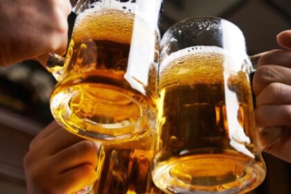 Schop gratis y varios descuentos: revisa las mejores promociones en el Día Internacional de la Cerveza