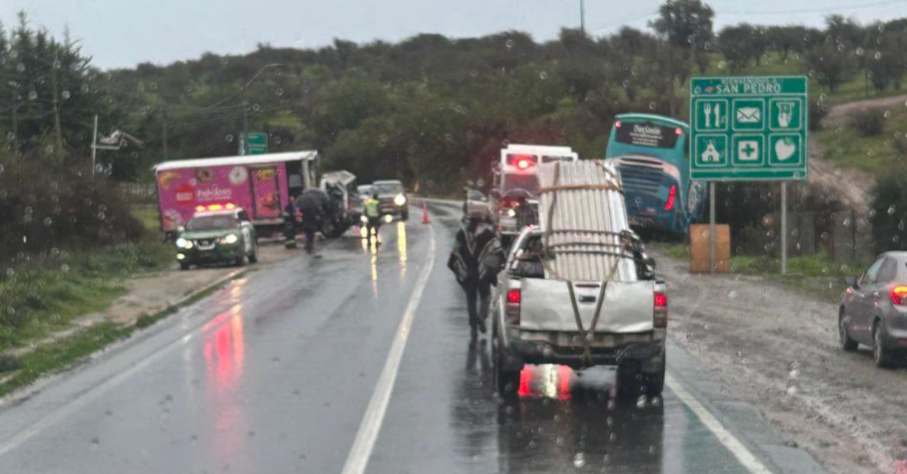 Un fallecido y 15 heridos deja choque entre bus y camión en San Pedro de Melipilla