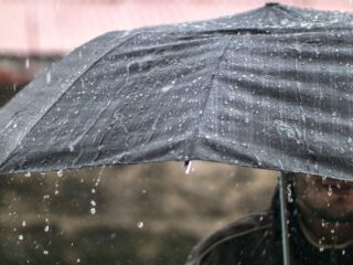 ¿Me pueden despedir si falto al trabajo por la lluvia? Esto responde la Dirección del Trabajo