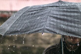 ¿Me pueden despedir si falto al trabajo por la lluvia? Esto responde la Dirección del Trabajo