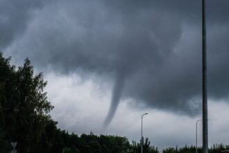 Alerta por posible formación de tornados o trombas marinas en tres regiones del sur de Chile