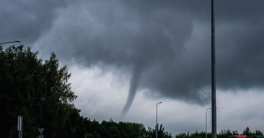 Alerta por posible formación de tornados o trombas marinas en tres regiones del sur de Chile