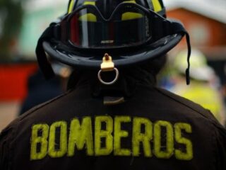 Bombero devuelve fajo de 7 millones rescatado de incendio en Puerto Montt