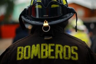 Bombero devuelve fajo de 7 millones rescatado de incendio en Puerto Montt