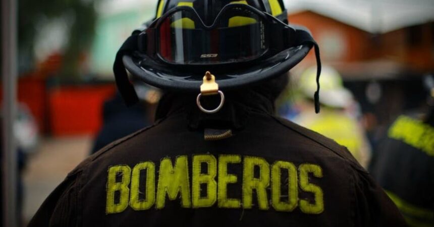 Bombero devuelve fajo de 7 millones rescatado de incendio en Puerto Montt