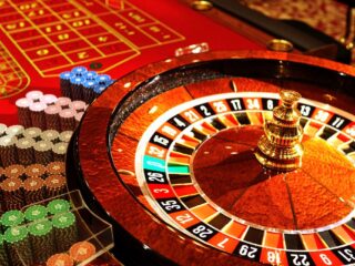 Funcionarios públicos en problemas por visitar casinos durante reposo