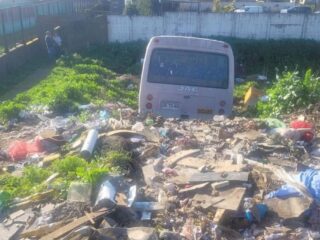 Accidente en Yobilo: Minibús con estudiantes cae en zanja basural