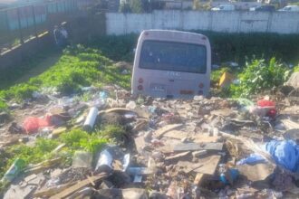 Accidente en Yobilo: Minibús con estudiantes cae en zanja basural