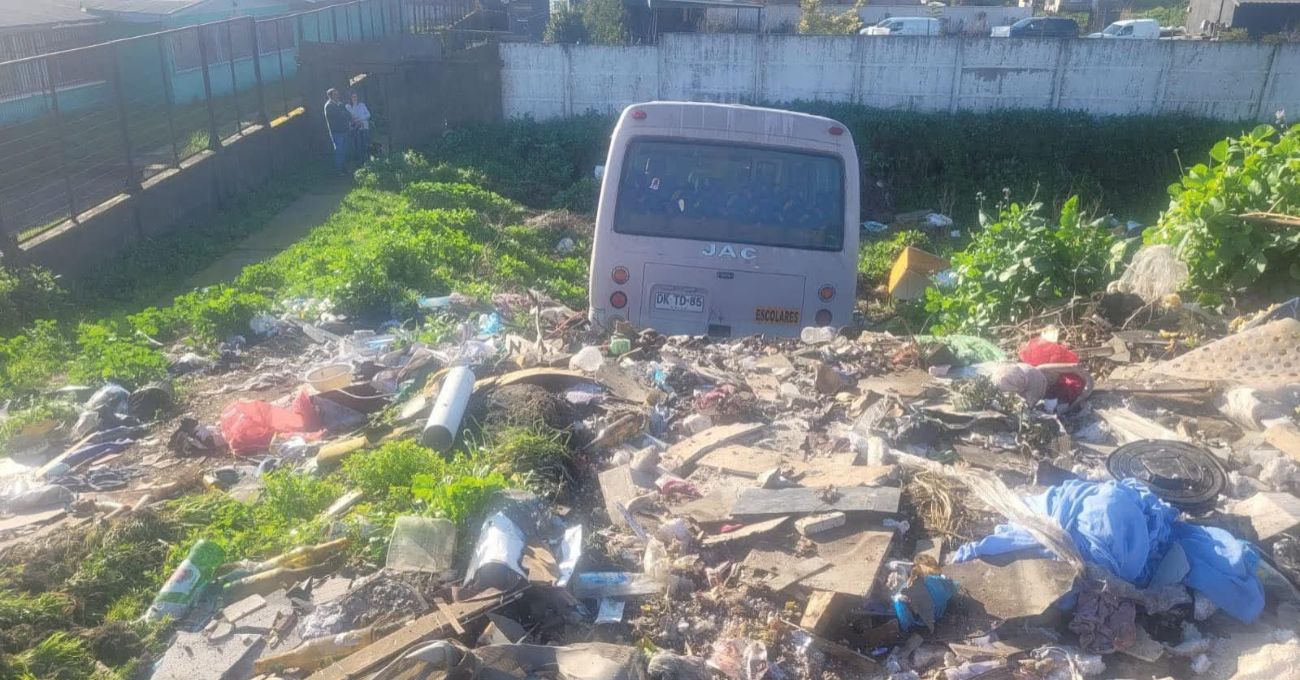 Accidente en Yobilo: Minibús con estudiantes cae en zanja basural
