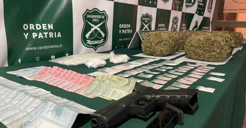 Carabineros detiene a 12 personas en operativo por narcotráfico y armas en Conchalí