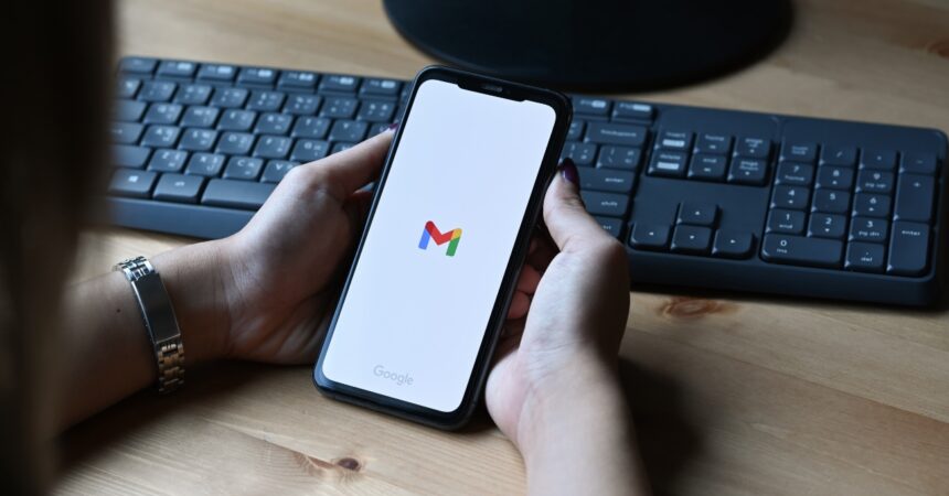 Usuarios de Gmail son alertados por estafa "invisible" que manipula resúmenes con IA