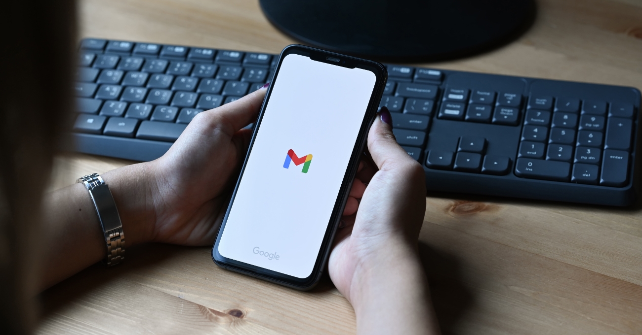 Usuarios de Gmail son alertados por estafa "invisible" que manipula resúmenes con IA