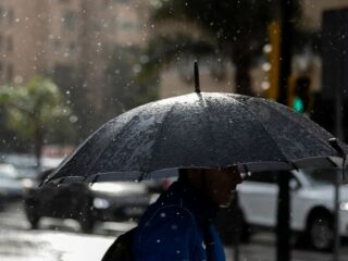 Lluvias, tormentas eléctricas y vientos de 90 km/h afectarán 15 regiones este viernes