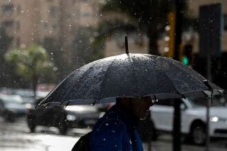 Lluvias, tormentas eléctricas y vientos de 90 km/h afectarán 15 regiones este viernes