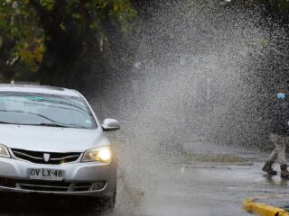 Multa por mojar a un peatón con el auto: esto dice la Ley de Tránsito