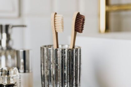 El lugar correcto para guardar tu cepillo de dientes: Lejos del WC