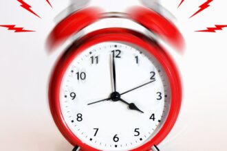 Cambio de hora en Chile: fecha y regiones que deben adelantar sus relojes