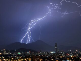 Emiten aviso por tormentas eléctricas en 10 regiones de Chile, incluida la Metropolitana