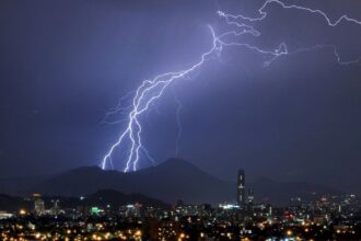 Emiten aviso por tormentas eléctricas en 10 regiones de Chile, incluida la Metropolitana