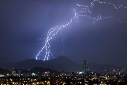 Emiten aviso por tormentas eléctricas en 10 regiones de Chile, incluida la Metropolitana