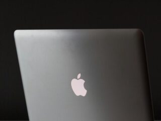 Apple: Distribuidora denuncia a trabajador por presunta estafa con envío de MacBook Pro a precio de cargador