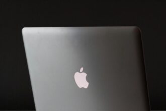 Apple: Distribuidora denuncia a trabajador por presunta estafa con envío de MacBook Pro a precio de cargador