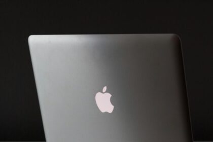 Apple: Distribuidora denuncia a trabajador por presunta estafa con envío de MacBook Pro a precio de cargador