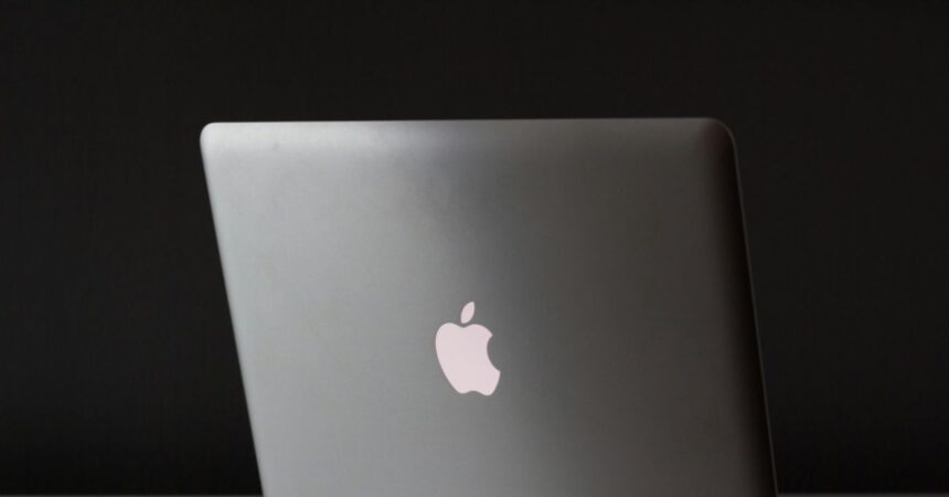 Apple: Distribuidora denuncia a trabajador por presunta estafa con envío de MacBook Pro a precio de cargador