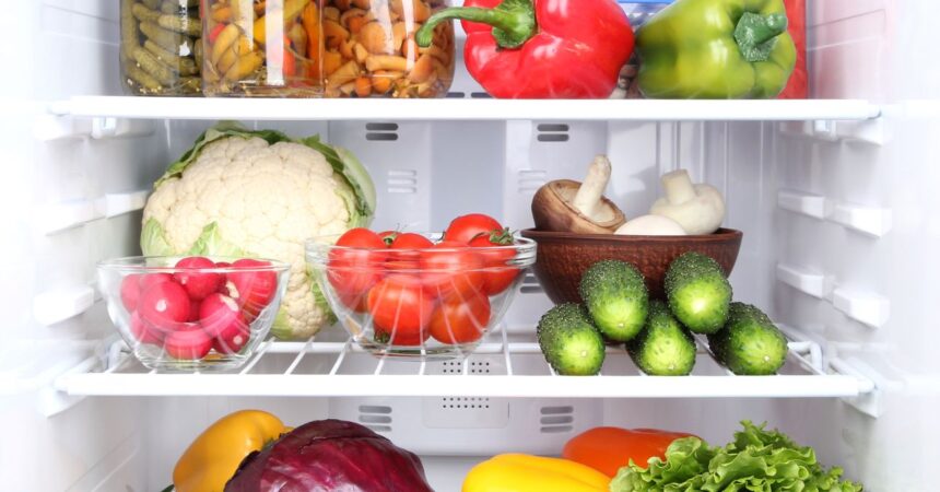¿Quieres evitar desperdiciar comida? Revisa cuánto duran los alimentos en el refrigerador y cómo conservarlos más tiempo