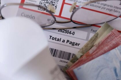 Subsidio especial para adultos mayores ante alza de tarifas eléctricas