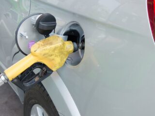¿Subirá la bencina? Lo que se proyecta para el precio de los combustibles este agosto